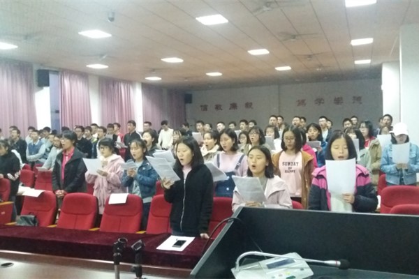 1同学们认真排练.jpg