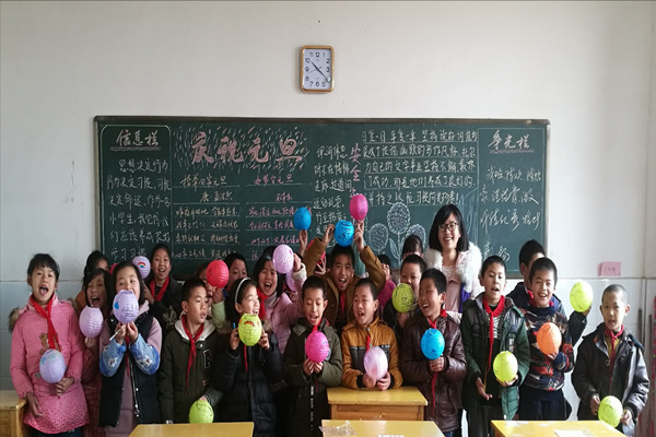 1志愿支教学子与儿童合影.jpg