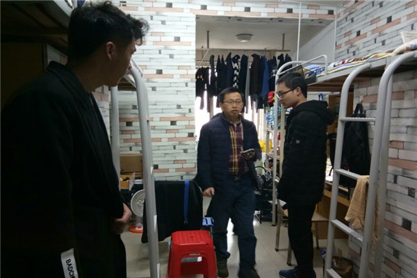1李大晖书记到寝室检查卫生.jpg
