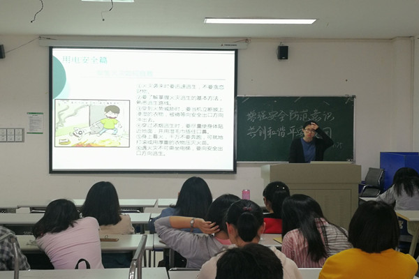 1班支讲解安全问题.jpg