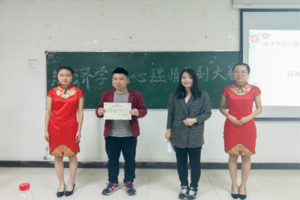 1黄颉老师为获奖同学颁奖.jpg