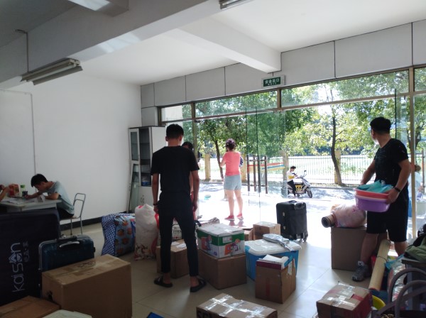 学生搬行李