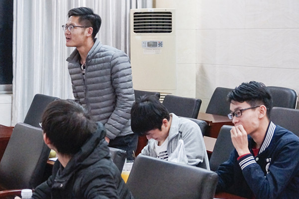 1学子积极提问.jpg