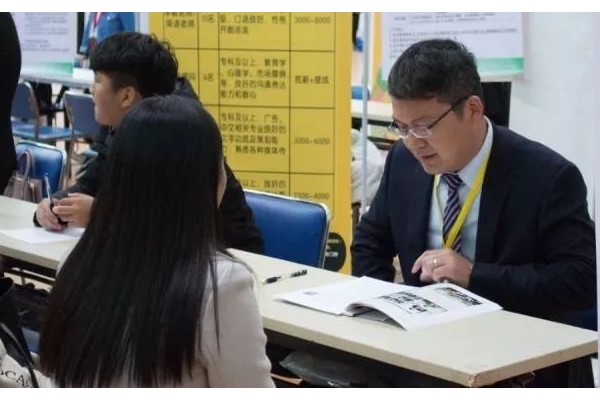 1经院学子认真对待面试.jpg