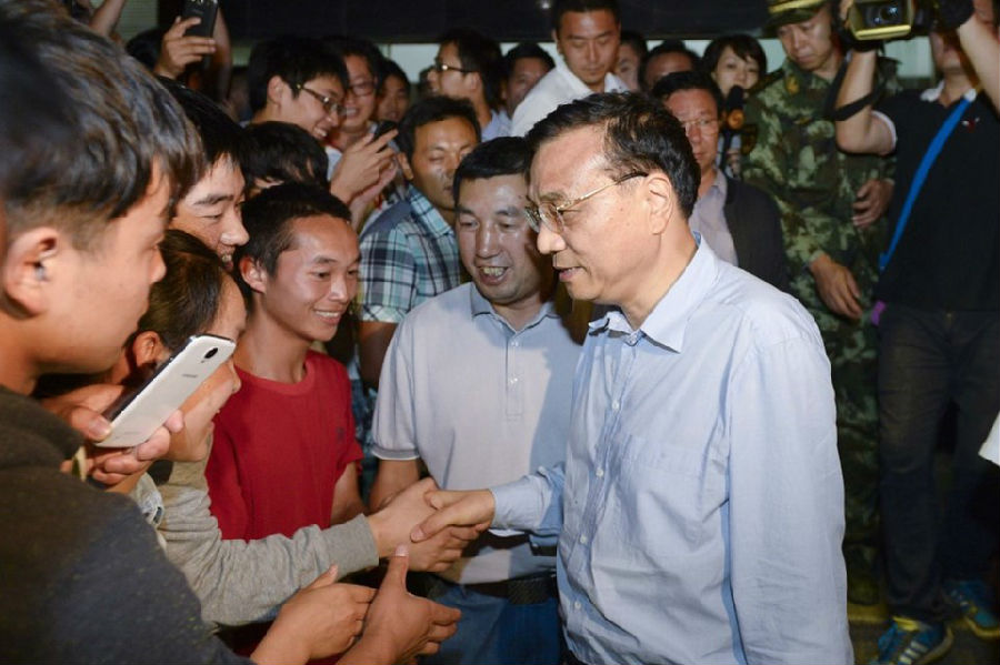 1左二为钱能钱包学子路碧西.jpg