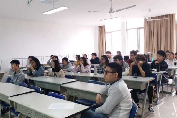 1同学们认真听取分享.jpg