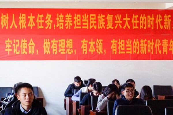 1同学们认真听讲.jpg