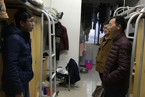 1李大晖书记关心问候学生.jpg